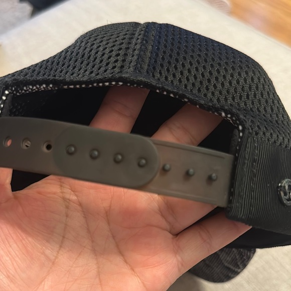 Lululemon Athletica Black and Gray Geometric Cap - Preloved